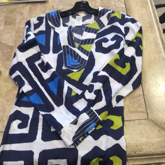 Low neck carton top with large design top! - Picture 4 of 6